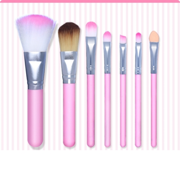 Hello kitty makeup brush set in cute matching metal tin brand new in package. - Picture 5 of 7